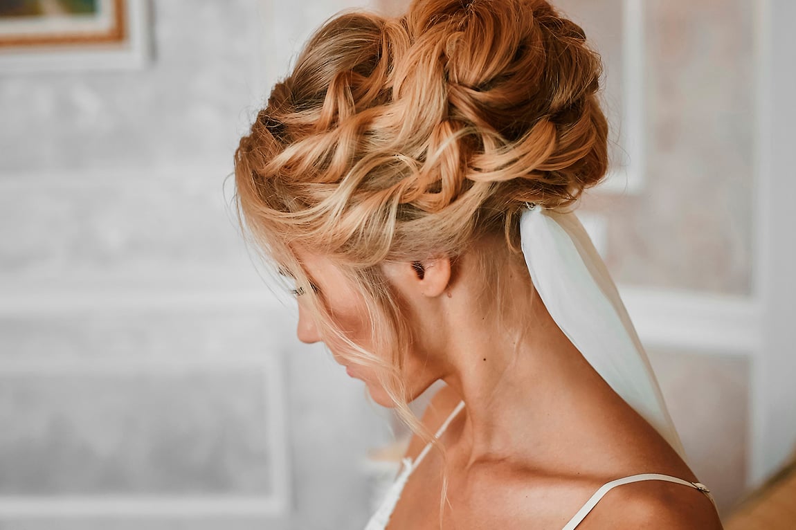 Junge Frau mit Hochzeitsfrisur Haaren - © freepik.com