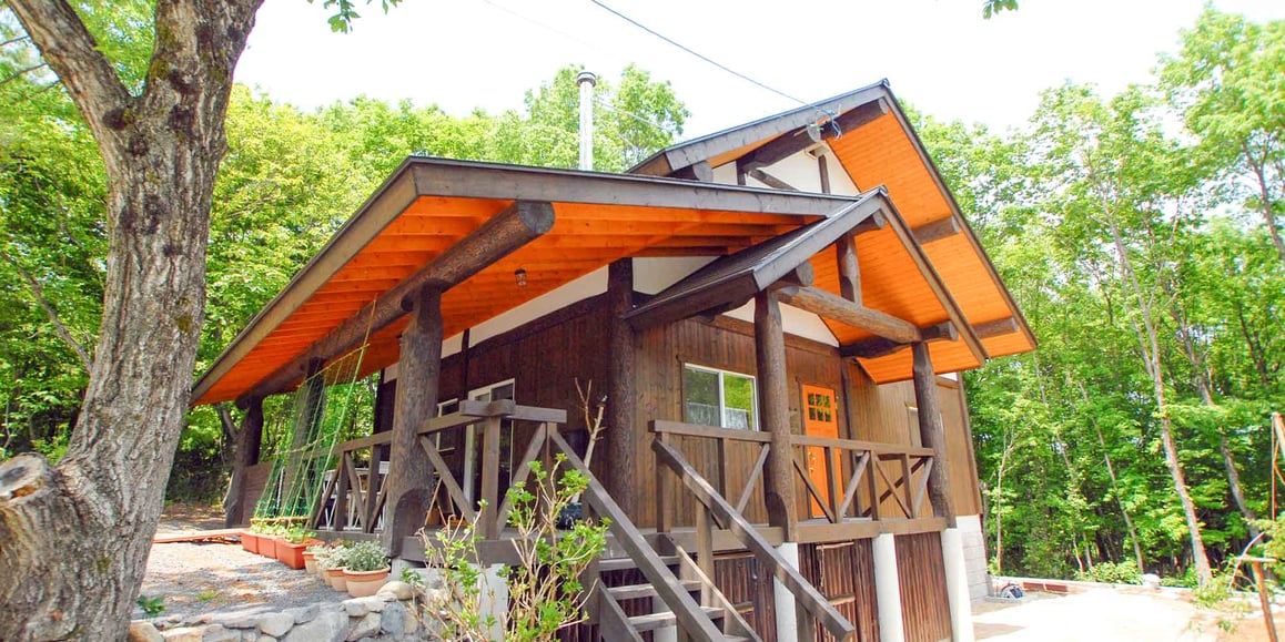 白壁のログコテージ