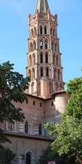 Der Turm der romanischen Kirche St.Sernin