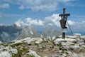 Mit dem Hohen Göll im Hintergrund das zweite Gipfelkreuz in Großaufnahme.