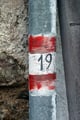 Sogar am Abflussrohr der Dachrinne war hier die 19er Wegmarkierung zu sehen.