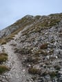 Nach der Weggabelung drehte der Weg in einem Bogen nach links zum letzten Gipfelanstieg. Über einen schroffen steinigen und im oberen Teil leicht ausgesetzten Steig stiegen wir …