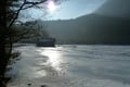 Die ersten Sonnenstrahlen dieses Tages brachten die Eisdecke des Gleinkersees zum Knarren.