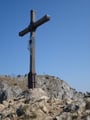 Beide Gipfelkreuze in Fluchtlinie. Im Vordergrund das des Heuberges und im Hintergrund das Kreuz der Wasserwand.