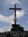 Beim Gipfelkreuz angekommen lichteten sich die Wolken wieder