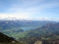 Die Fernsicht dieses Salzkammergut-Gipfels ist ein Gedicht. Hier ein Blick zum Wolfgangsee.