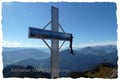 Einstweilen sich die Gruppe den Verführungen des Heidelbeerstrudels hingaben, versuchte ich die Kalorien mit dem kurzen Anstieg auf das Wahrzeichen der Hütte zu wiederstehen. Für das männliche Herz bot das metalerne Kreuz besondere Impressionen.