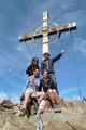 In blauem Himmel getaucht nahm uns das Gipfelkreuz der Kreuzspitze in Empfang. 