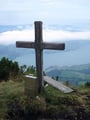 … zum 1602m hohen Gipfel der Brennerin an.  Ein kleines aber feines hölzernes Gipfelkreuz zierte diesen netten Latschengipfel des Höllengebirges.