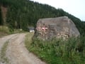 Kurz vor der Alm ein riesiger Felsblock, der uns den weiteren Wegverlauf anzeigte – diesmal aber nach links.