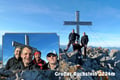 Das obligatorische Gipfelkreuzfoto. Dieses Mal mit Margit, Wolfgang, Rudolf und meiner Wenigkeit.