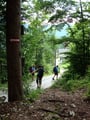 ... hinunter zur Asphaltstraße Richtung Gasthaus Schraml brachte. Tom freute sich außerordentlich diese Bergtour geschafft zu haben.