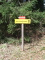 ... vorbei an so manchem Wegweiser. Nach kurzer Gehzeit ...