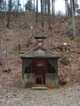 An diesem schönen Wintertag machten wir uns schon zeitig auf, um auf den Feuerkogel zu marschieren. Der Weg führte uns an dieser kleinen Kapelle vorbei ...
