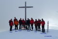 Ein Gipfelkreuzfoto der besonderen Art als Erinnerung. Noch nie gab es auf unserer Homepage ein Gipfelkreuzfoto mit so vielen Personen. Einfach klasse! Danke an alle dafür.