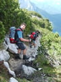 ... einen steinigen und an manchen Stellen ausgesetzten Steig Richtung Rieder Hütte entlang.