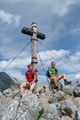 Ums 100fache schwerer als der Anstieg gestaltete sich jedenfalls das Fotoshooting beim Gipfelkreuz. Mit etwas Glück und Geduld gelang es einem „ alleine“ davor zu posieren.