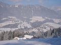 Ein letzter Tiefblick auf den kleinen, verschneiten Ort Vorderstoder und …