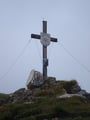 Das Gipfelkreuz der "Roten Wand" und ...