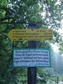 Neben der Ruine steht gleich der erste Wegweiser mit der Aufschrift " Hoher Nock 3 Std. 30 Min.".
