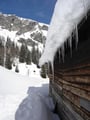 Eiszapfen hingen vom Dach der Hütte, einfach toll anzusehen!
