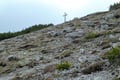 Ich positionierte den Wegweiser etwas sichtbarer, bog rechts ein und stieg in ein, zwei Kehren zum netten  Gipfelkreuz des Kleinen Göllers auf.