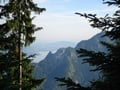 Nach den ersten Metern die uns der schmale Steig in Serpentinen nach oben führte, konnte mann einen Blick auf das gegenüberliegende Bergmassiv werfen mit Schoberstein, Mahdlgupf und noch weiter rechts dem Dachsteinblick