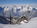 Das kleine Gipfelkreuz, eingebettet in traumhafter Kulisse.