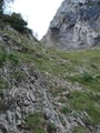 Immer wieder mit Seilen gesicherte Felsstufen