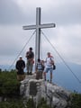 Nach ca. 45 Minuten erreichten wir das Gipfelkreuz des Helmeskogels.