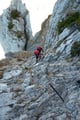 Nur kurz ließen wir die Aussicht auf uns wirken, denn jetzt ging es durch die steile Rinne nach oben zu einer kleinen Scharte.