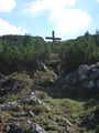 Gleich hinter der Hütte befand sich das Gipfelkreuz des Niederen Sarsteins.