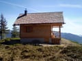 … zur neuerrichteten „Gretlhütte“ auf der Schüttalm. Ein Hüttenbrand zerstörte diese Hütte am 01. Mai 2009 zur Gänze.