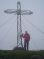 Wir erreichten das Gipfelkreuz, machten ein kurzes Fotoshooting und beschlossen gleich wieder den Abstieg anzutreten. Die Aussicht hier oben, war ohnehin heute gleich NULL.