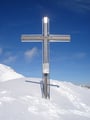 Das Gipfelkreuz des 1847m hohen steirischen „Blumenbergs“. Natürlich nicht zu dieser Jahreszeit!! Mich machte aber die Inschrift des Kreuzes etwas stutzig, hier waren nämlich 1848m eingeschnitzt.