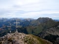 Da uns ja heute noch ein weiter Heimweg bevor stand, machten wir nicht allzu lange Pause auf diesem wunderschönen Aussichtsberg. Nochmals blickten wir zurück auf das nette Gipfelkreuz und …
