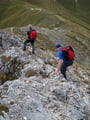… traten den Abstieg an. Über loses Gestein folgten wir dem Grat zurück in die Scharte zwischen Speikkogel und Stadelstein.