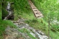 Aber nicht nur der Bach selbst beeindruckte hier den Wanderer, sonder auch die herabstürzenden Rinnsale trugen das seine bei. Schon im nächsten Moment unterbrachen erneute Holztreppen den Rhythmus der Schrittfolge und …