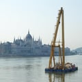 Am Vormittag wurde der Schwimmkran aufgerichtet. Im Hintergrund das ungarische Parlament.