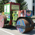 Vor dem Museum war eine bunte Straßenwalze aufgestellt.