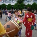 2005年　浦安市納涼盆踊り大会　開会前のひと時、子どもたちに親しんでもらおうと、ミニ太鼓教室を開催