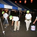 2005年　浦安市納涼盆踊り大会　終了後、人けのなくなった会場で吸殻などのゴミを拾う実行委員