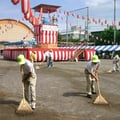 2005年　浦安市納涼盆踊り大会　2日目、やぐらを前に校庭を整備する実行委員