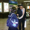 2005年　夜間路上禁煙運動キャンペーンで市民にお願いする岡本会長