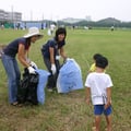 2005年　花火大会の翌朝、みなでゴミ拾いに協力