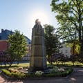 Am Kriegsdenkmal für die Gefallenen des 1. Weltkriegs im Park vor dem Bahnhof.