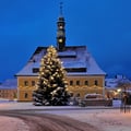 In den Jahren zuvor hatte es im Dezember nie mit Schnee geklappt... Blick auf das Neustädter Rathaus und den Weihnachtsbaum.