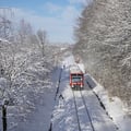Winterlandschaft mit Bahn bei Krumhermsdorf.