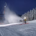 Winter auf dem Skihang in Rugiswalde. Am Abend des 16.12.18 wird die Piste für den nächsten Tag präpariert. 