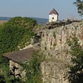 Stadtmauer mit Pfarrkirche im Hintergrund